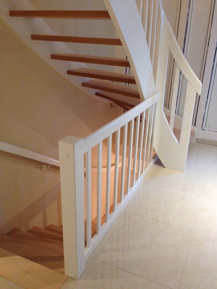 viertel gewendelt – Buche hell + weiß-lack – mit Krümmlingspfosten und